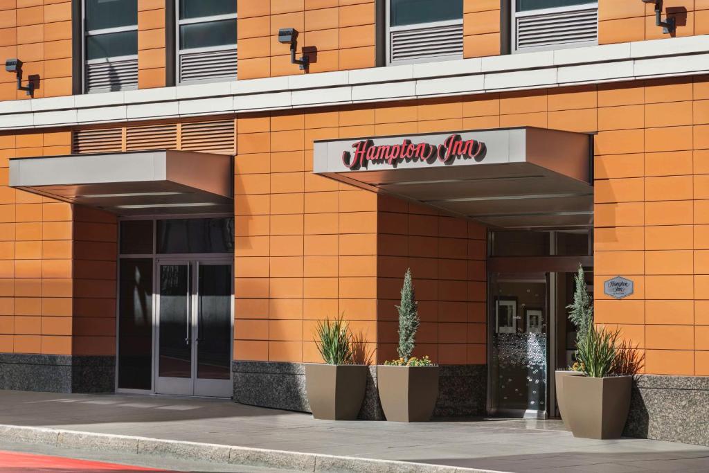 Um edifício laranja com uma placa que diz Hampton Inn em Hampton Inn San Francisco Downtown/Convention Center em São Francisco