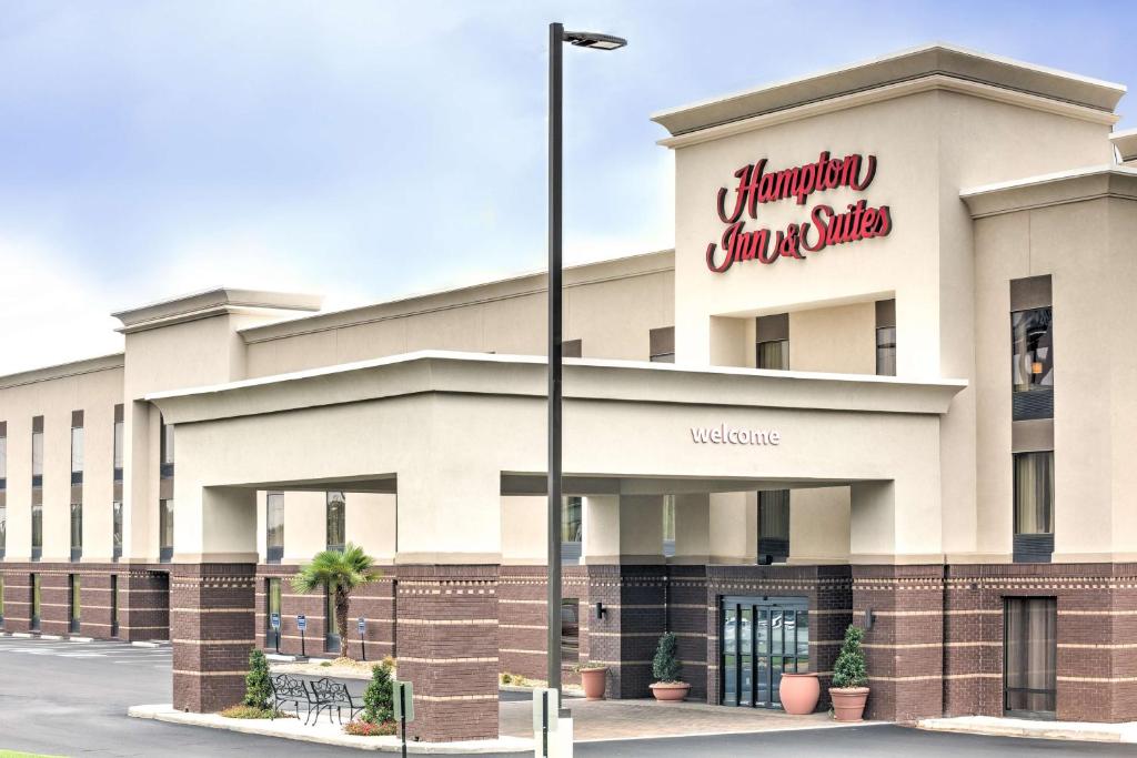a rendering of the front of a hampton inn and suites at Hampton Inn Macon - I-475 in Macon
