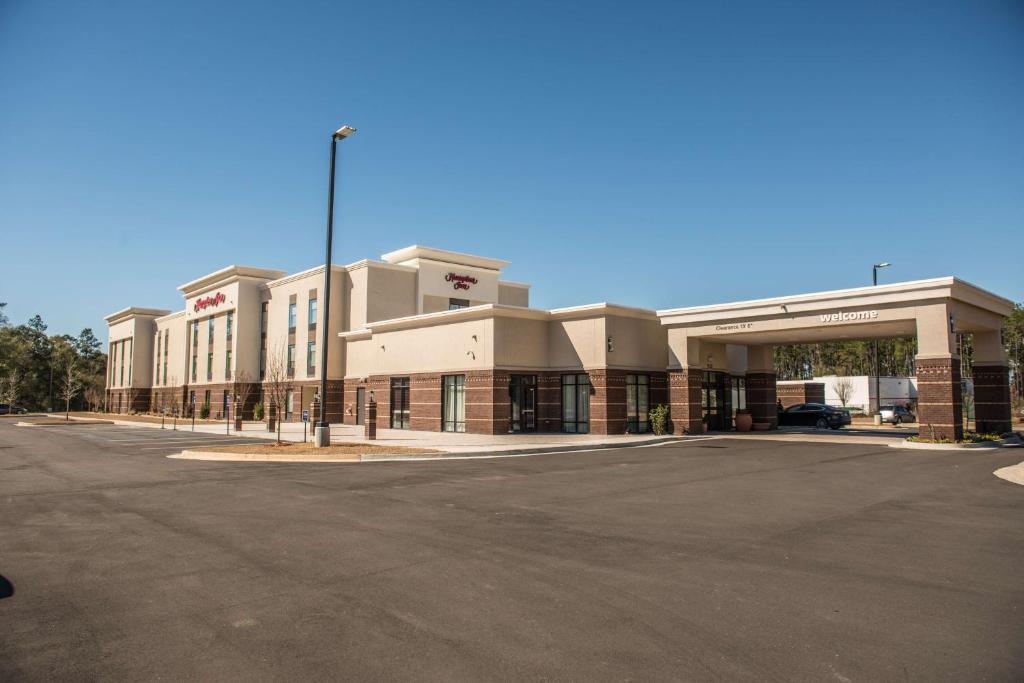 an empty parking lot in front of a building at Hampton Inn Bainbridge, GA in Bainbridge