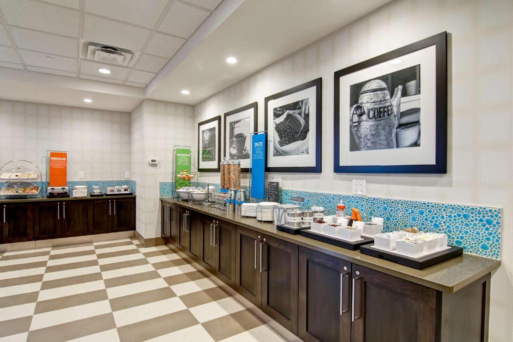 Hampton Inn & Suites by Hilton Saskatoon Airport - Resim 11