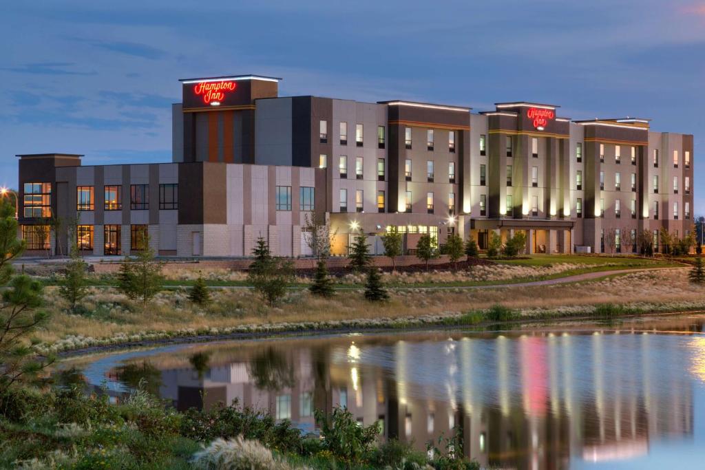 un hôtel avec un lac en face dans l'établissement Hampton Inn by Hilton Edmonton/Sherwood Park, à Sherwood Park