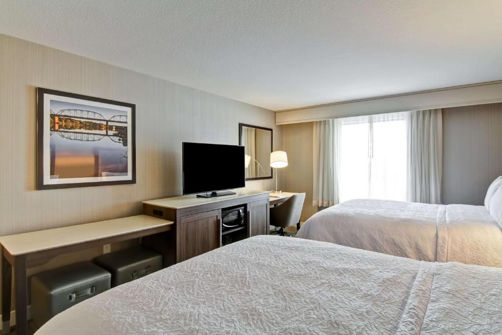 Hampton Inn & Suites by Hilton Saskatoon Airport - Habitación De La Reina Con Dos Camas Queen (4 Adultos)