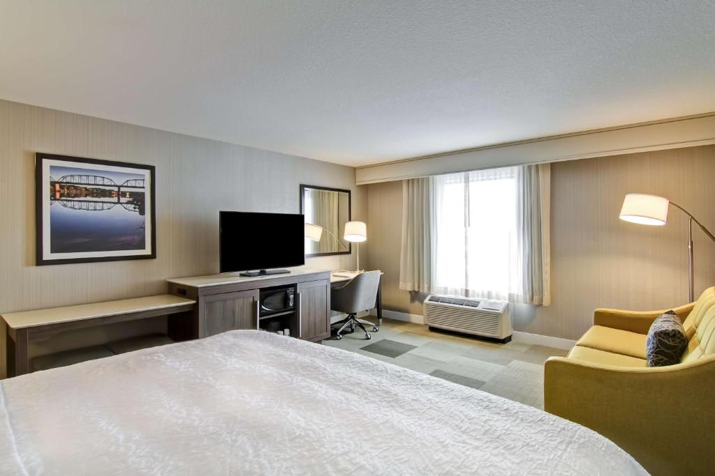 Hampton Inn & Suites by Hilton Saskatoon Airport - Room King Con Sofá Cama - No Fumadores
