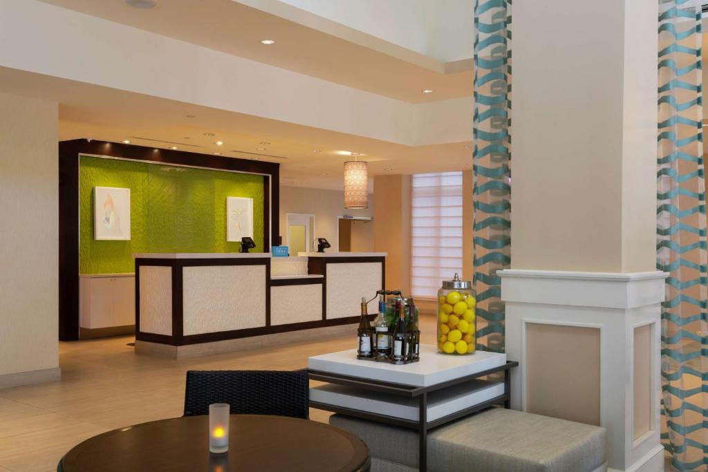 vestíbulo del hotel con recepción y mesa en Hilton Garden Inn Daytona Beach Oceanfront en Daytona Beach