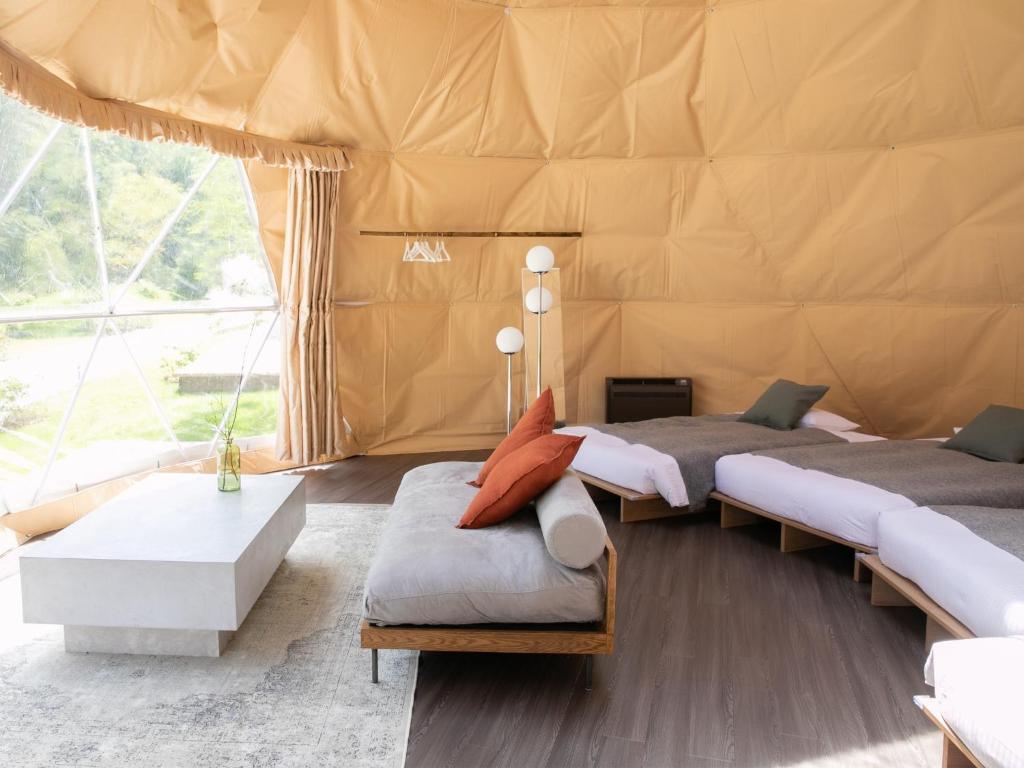 Noma的住宿－BAMBOO RESORT MIHAMA TSUNAGI - Vacation STAY 43081v，带帐篷的客房内的两张床
