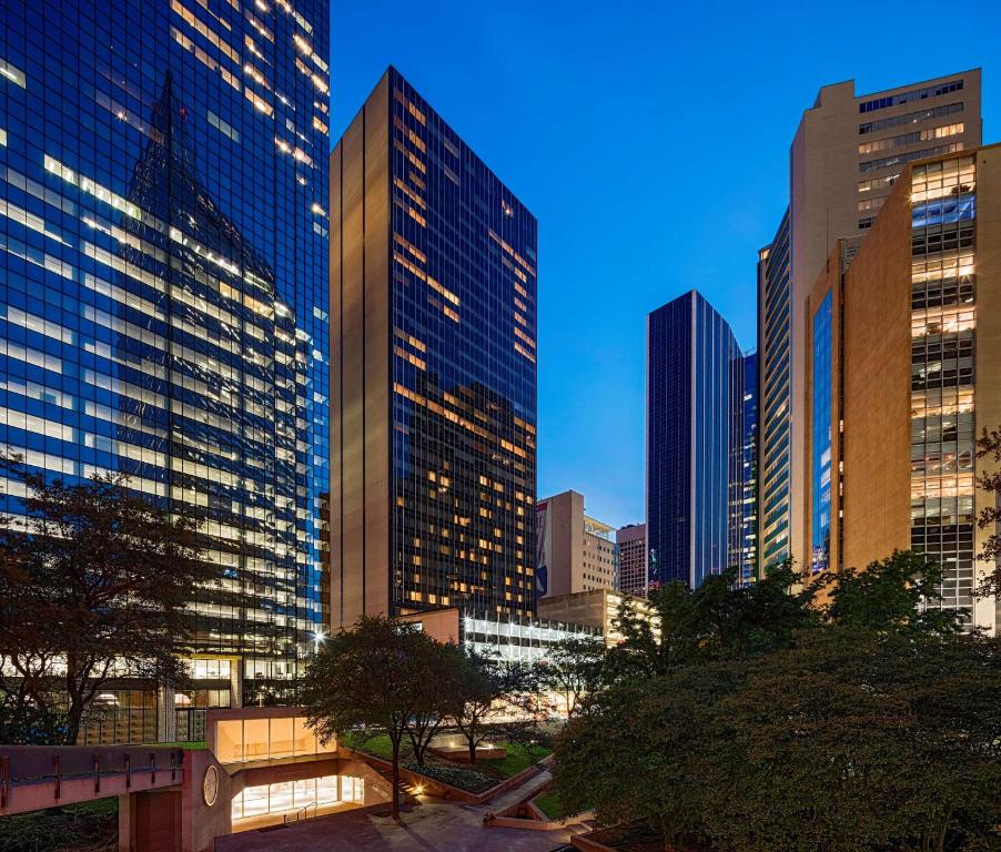 um grupo de edifícios altos em uma cidade em Hilton Garden Inn Downtown Dallas em Dallas