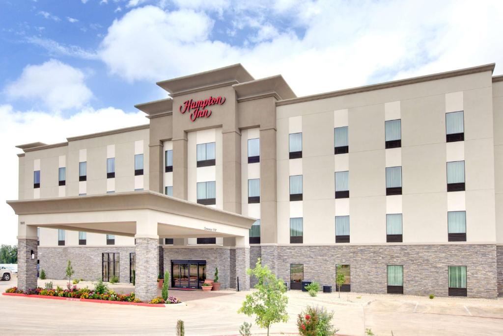 een weergave van de voorkant van een hotel bij Hampton Inn and Suites Snyder in Snyder