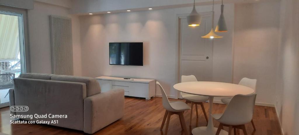 聖貝內代托德爾特龍托的住宿－Appartamento San Francesco 15，客厅配有沙发和桌椅