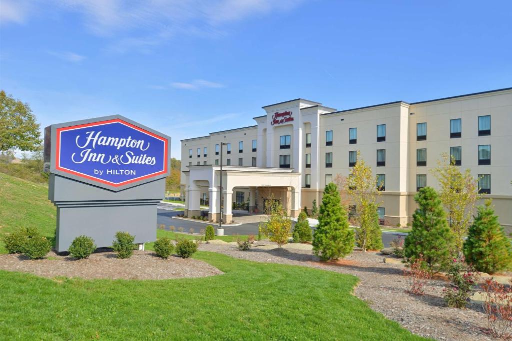 una señal de hotel frente a un edificio en Hampton Inn & Suites California University-Pittsburgh, en Coal Center