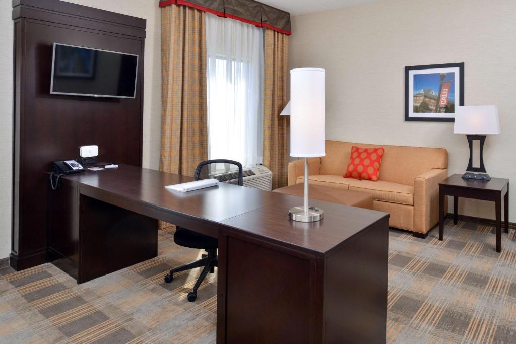 Hampton Inn & Suites California University-Pittsburgh photo