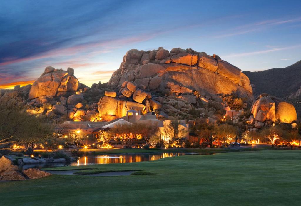 uma vista para um campo de golfe à noite com pedras em Boulders Resort & Spa Scottsdale, Curio Collection by Hilton em Scottsdale