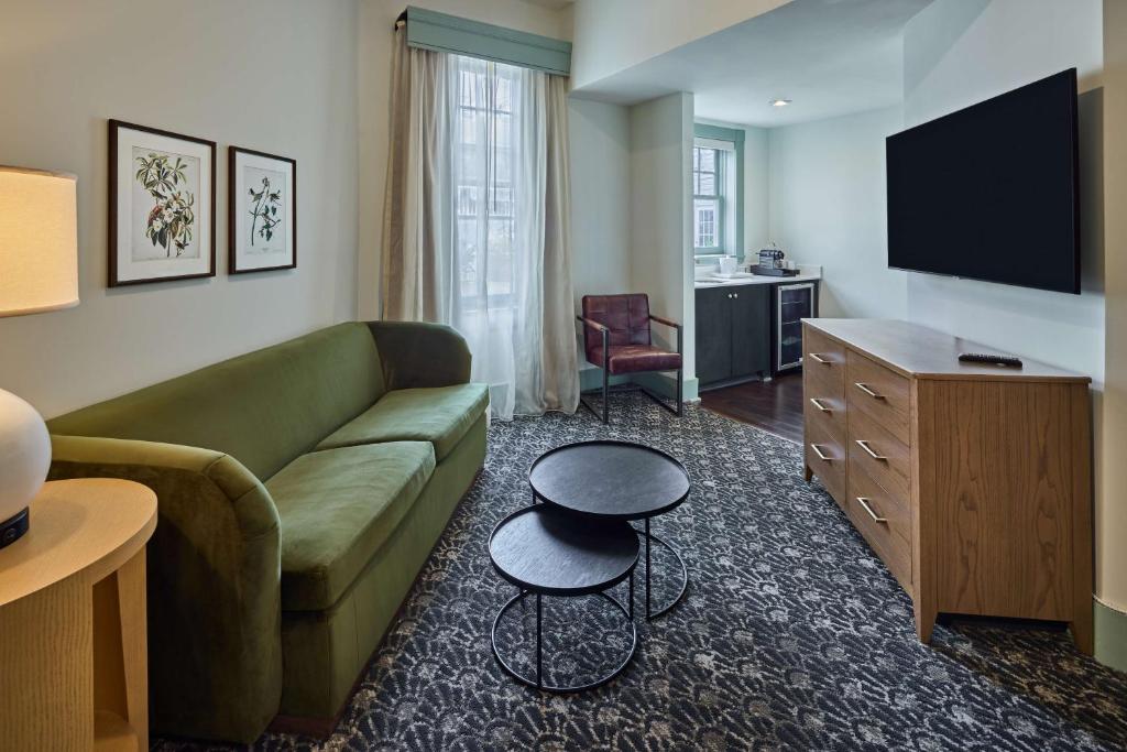 The Partridge Inn Augusta, Curio Collection by Hilton - 1ベッドルーム クイーンスイート