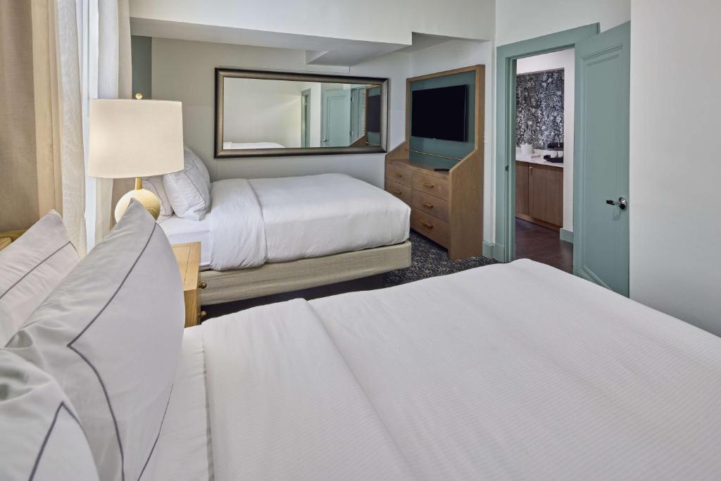 The Partridge Inn Augusta, Curio Collection by Hilton - Suite Queen De Un Dormitorio Con Sofá Cama