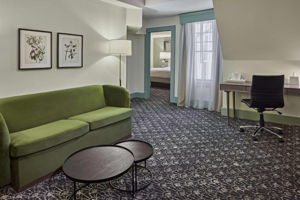The Partridge Inn Augusta, Curio Collection by Hilton - Suite King De Un Dormitorio Con Sofá Cama