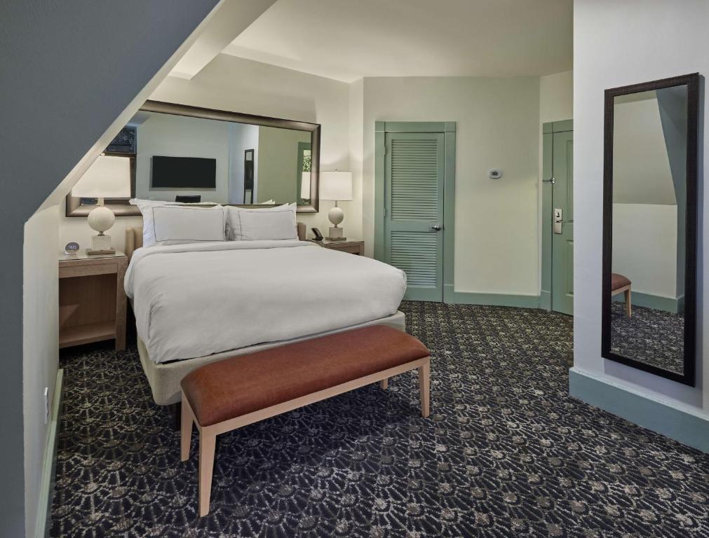 The Partridge Inn Augusta, Curio Collection by Hilton - Habitación Superior Con Cama Grande Y Balcón