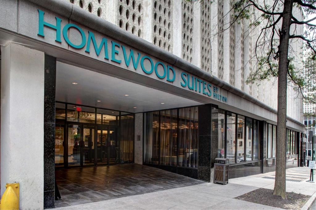 Homewood Suites by Hilton Richmond-Downtown في ريتشموند: مبنى به لافتة تقرأ غروب الشمس في هوليوود