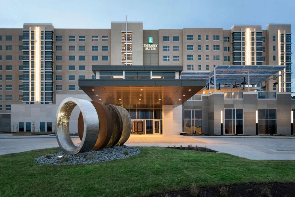 duży metalowy obiekt przed budynkiem w obiekcie Embassy Suites by Hilton Kansas City Olathe w mieście Olathe