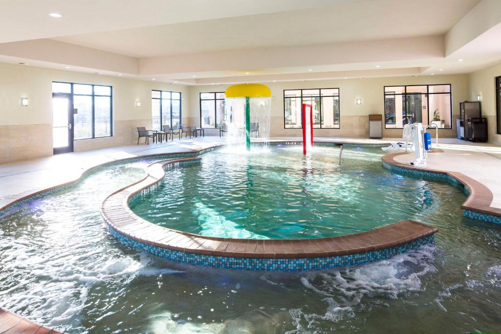 einen Pool in einem Gebäude mit Wasser darin in der Unterkunft Longview Hilton Garden Inn in Longview