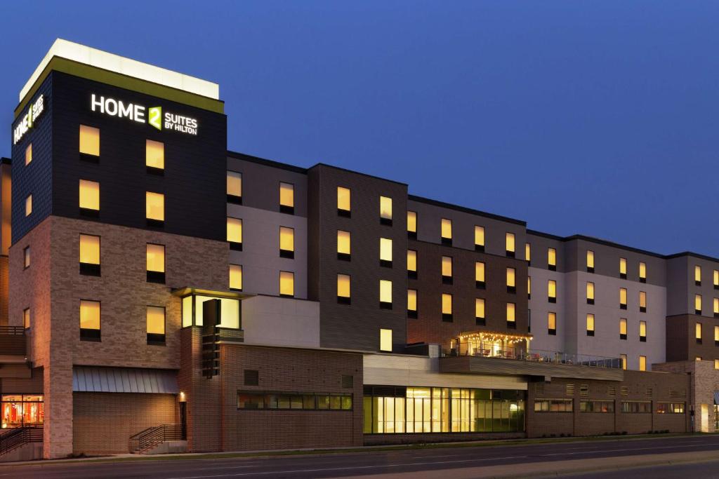 um edifício com um sinal na lateral em Home2 Suites by Hilton Minneapolis Bloomington em Bloomington