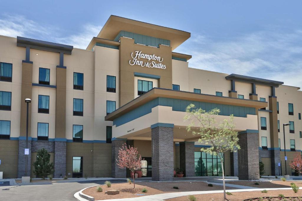 una representación de las suites del hampton inn miles de islas en Hampton Inn & Suites Artesia en Artesia