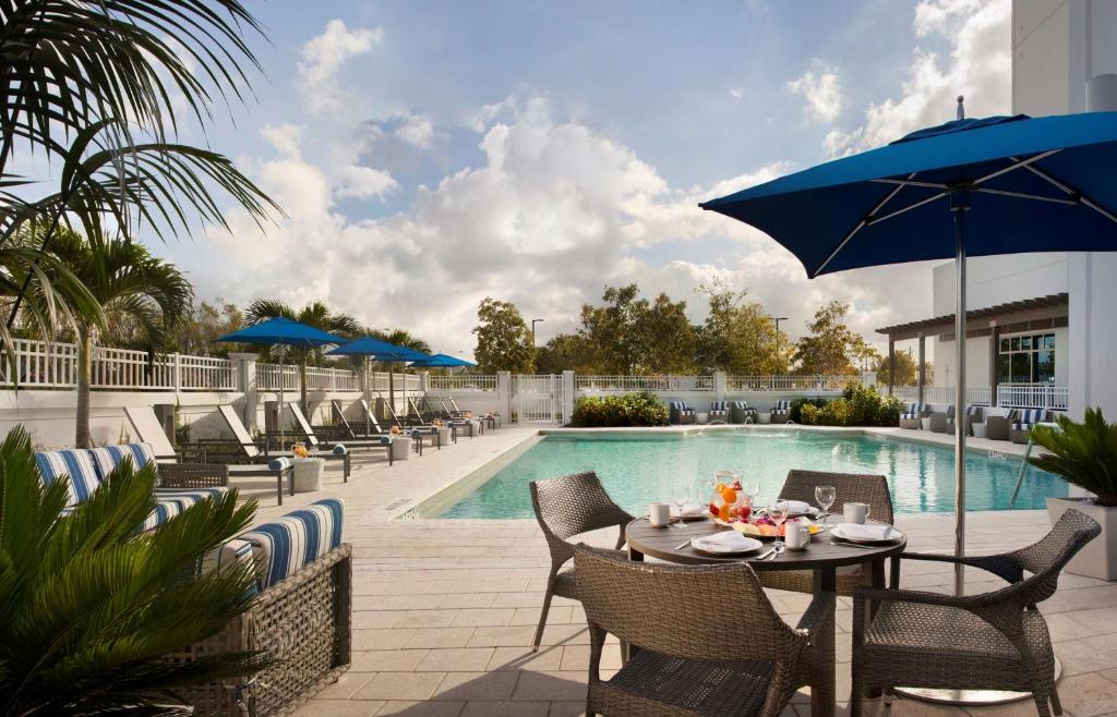 Piscine de l'établissement Homewood Suites by Hilton Miami Dolphin Mall ou située à proximité