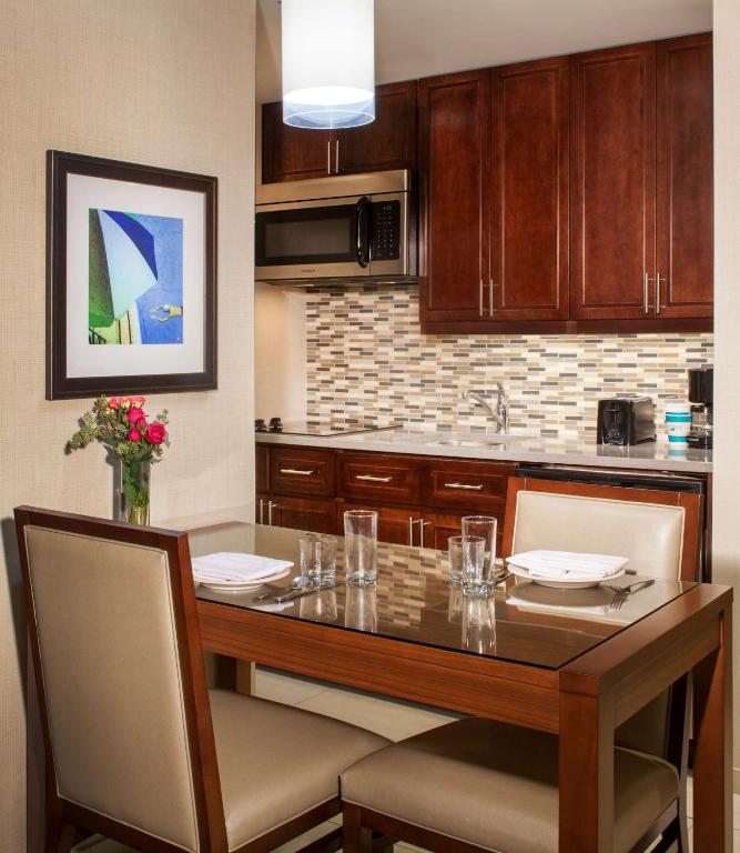Cuisine ou kitchenette dans l'établissement Homewood Suites by Hilton Miami Dolphin Mall