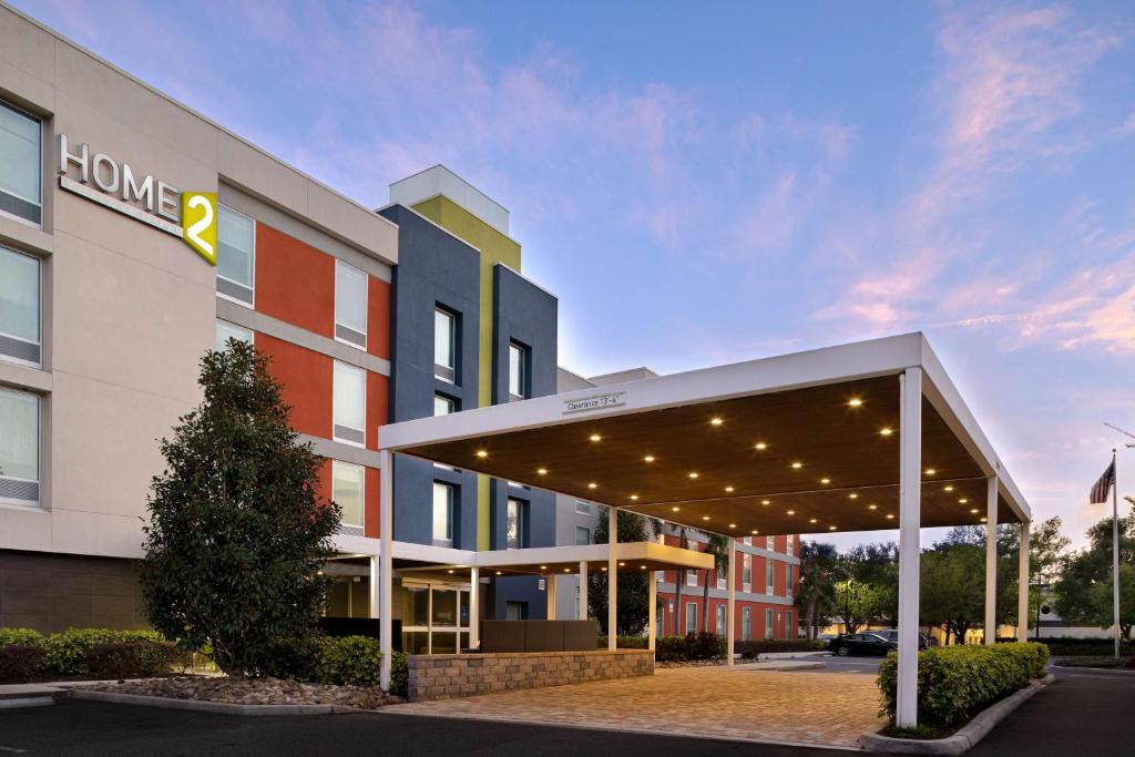 un hotel con un edificio con toldo delante en Home2 Suites by Hilton Orlando International Drive South, en Orlando