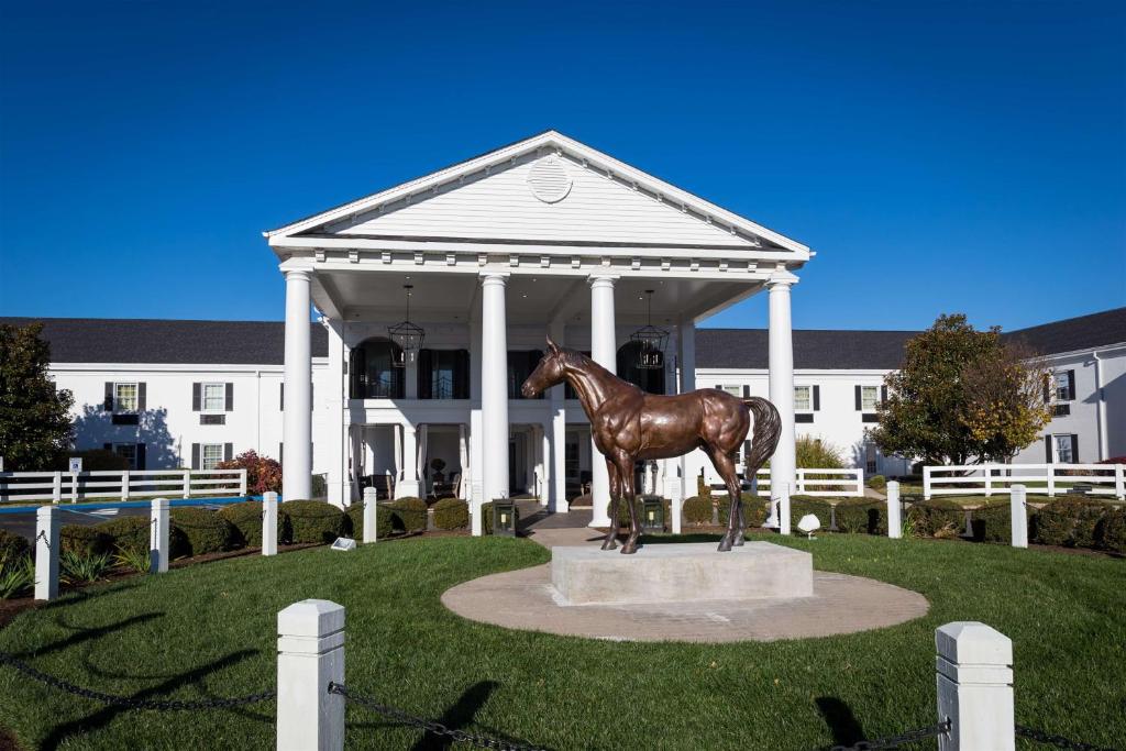 uma estátua de um cavalo em frente a um edifício em The Campbell House Lexington, Curio Collection by Hilton em Lexington