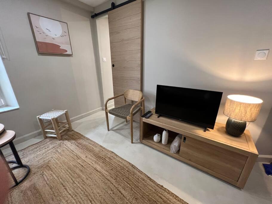 un salon avec une télévision à écran plat sur une table dans l'établissement Appartement hyper centre Bandol, à Bandol