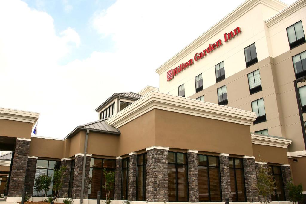 una representación de la parte delantera de un hotel en Hilton Garden Inn San Antonio-Live Oak Conference Center en San Antonio