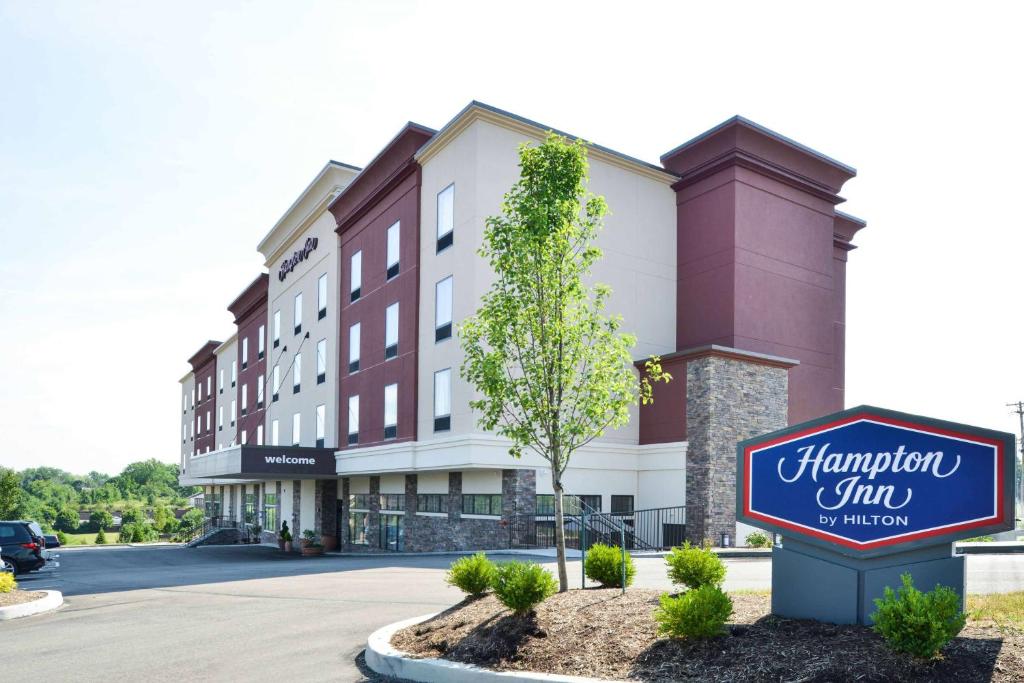 a hampton inn sign in front of a building at Hampton Inn Pittsburgh - Wexford - Cranberry South in Wexford