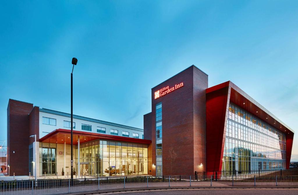 un edificio con un cartel en la parte delantera en Hilton Garden Inn Sunderland en Sunderland