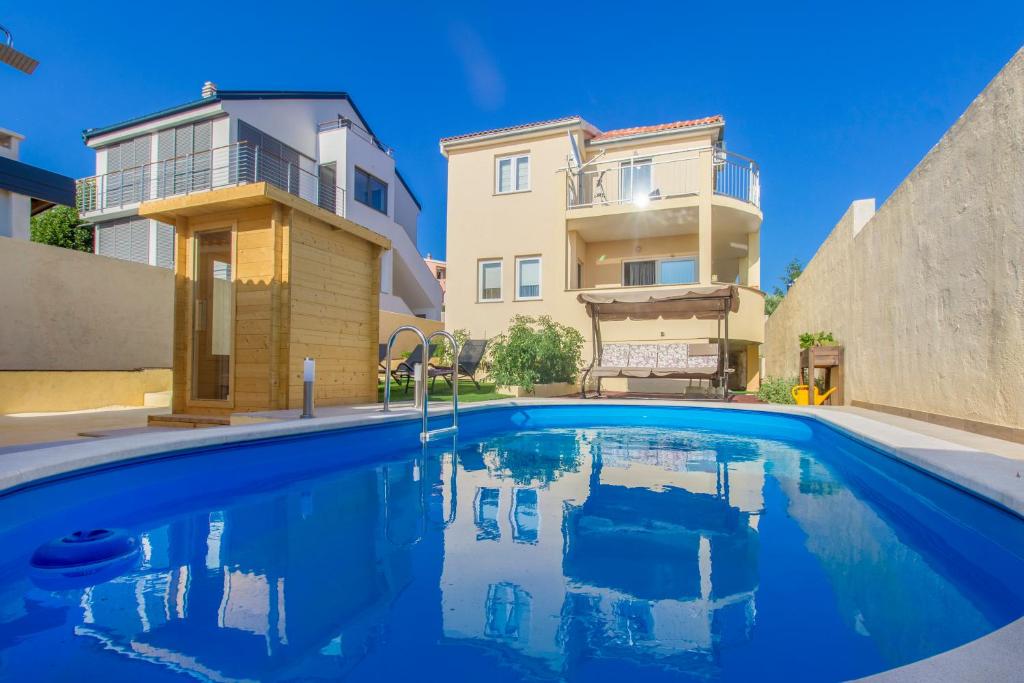 - une piscine en face d'une maison dans l'établissement Vila Marula, à Sevid