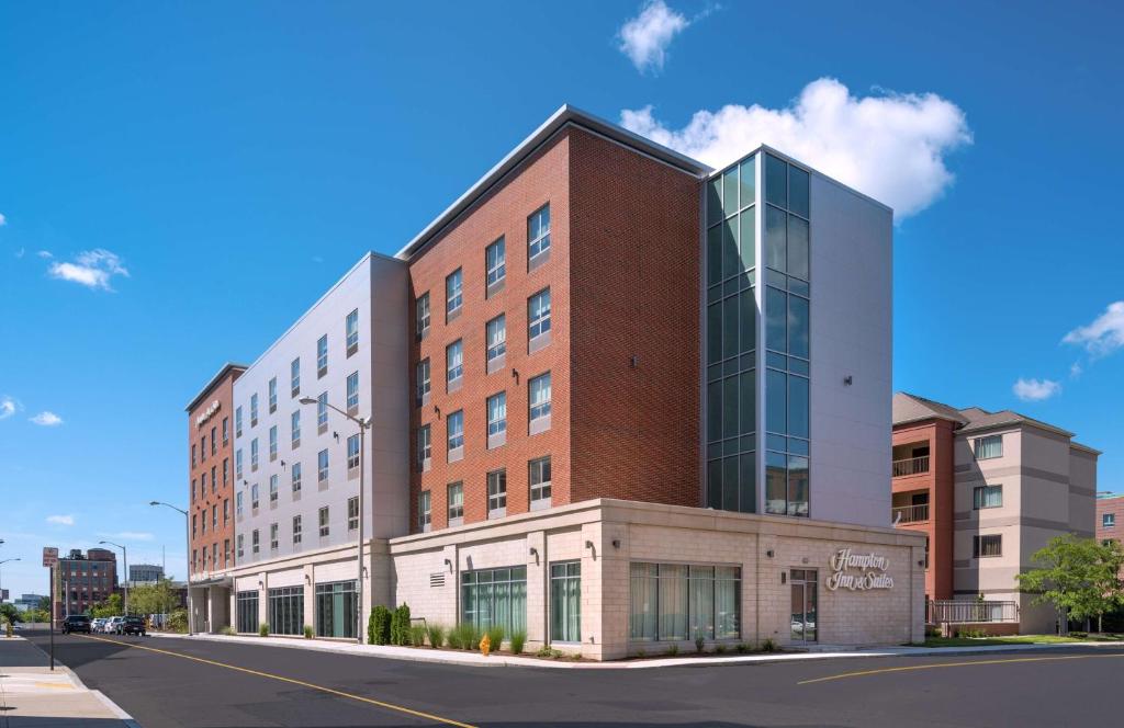 um grande edifício de tijolos numa rua da cidade em Hampton Inn & Suites-Worcester, MA em Worcester