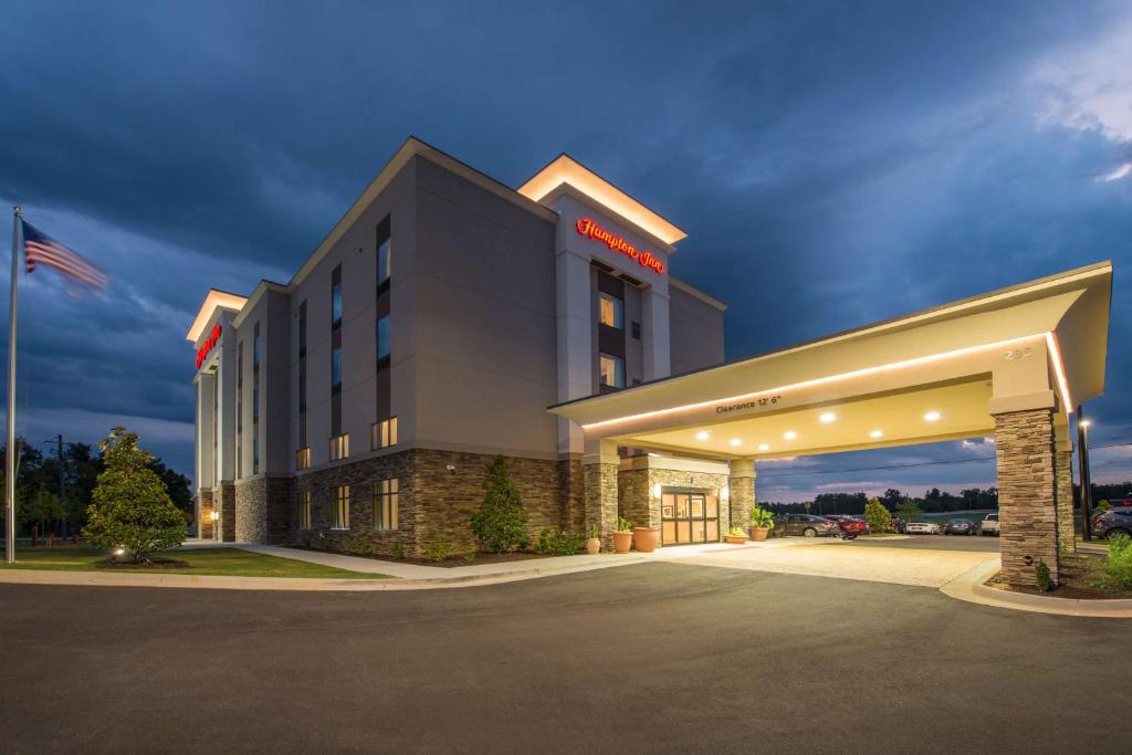a rendering of a hotel building with an entrance at Hampton Inn Waynesboro in Waynesboro