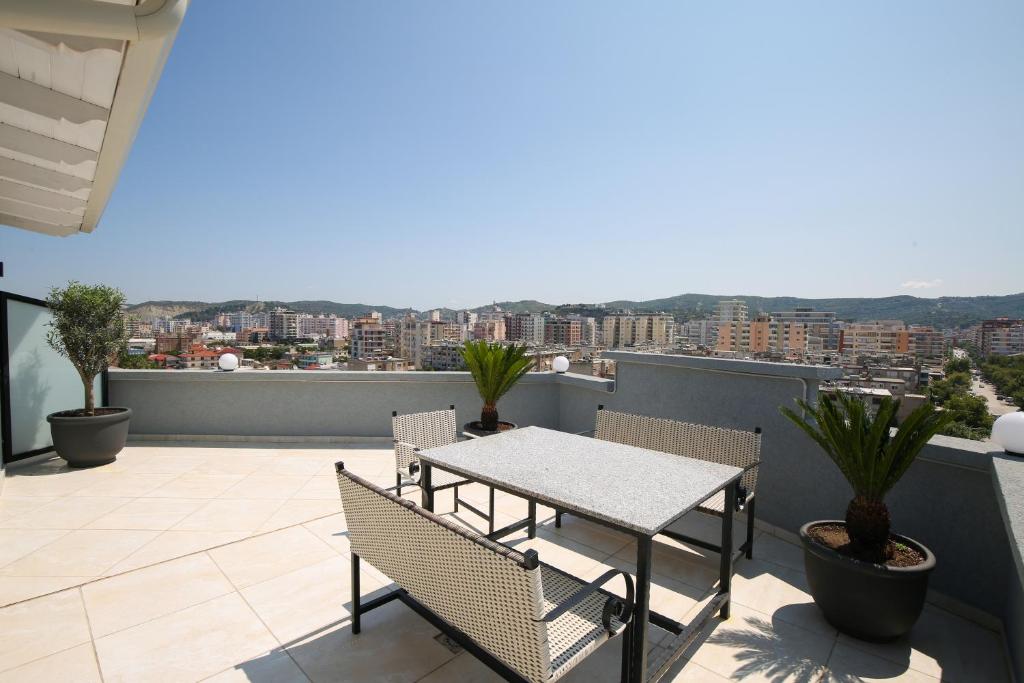 Rõdu või terrass majutusasutuses Queen Apartmets Vlore