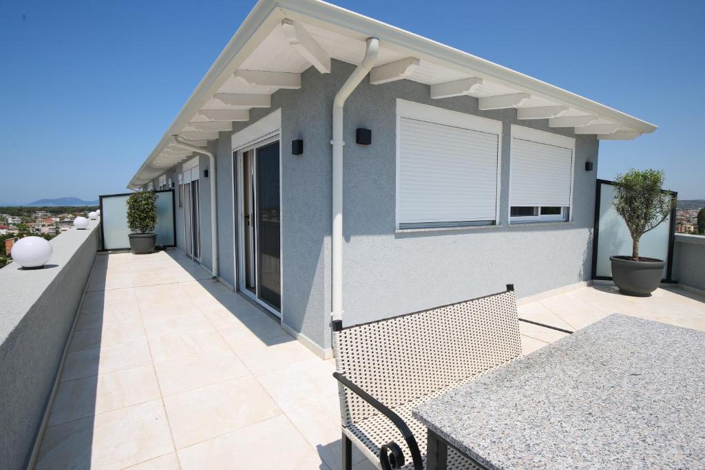 Rõdu või terrass majutusasutuses Queen Apartmets Vlore