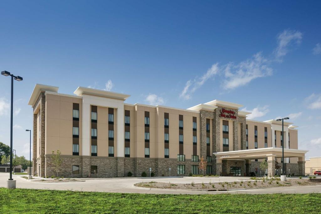 a large office building with a building at Hampton Inn & Suites Mason City, IA in Mason City