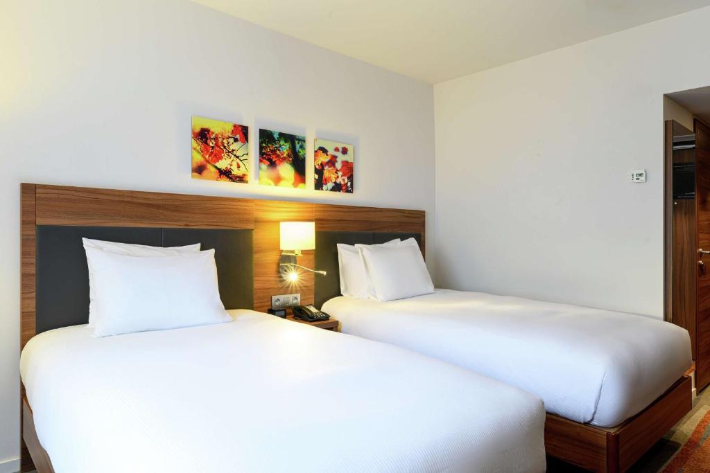 Postel nebo postele na pokoji v ubytování Hilton Garden Inn Brussels City Centre
