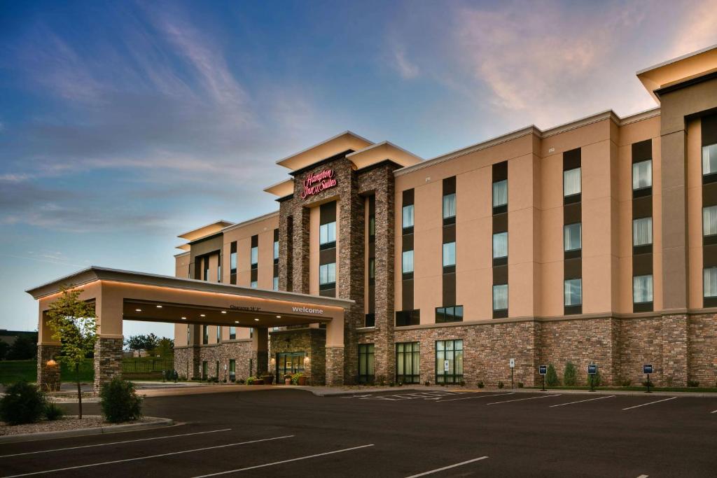 una representación del frente de un hotel en Hampton Inn &amp; Suites-Hudson Wisconsin, en Hudson