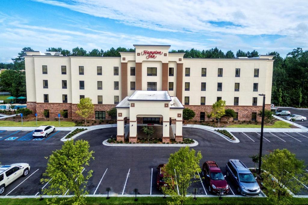 widok z powietrza na hotel z samochodami zaparkowanymi na parkingu w obiekcie Hampton Inn Summerville SC w mieście Summerville