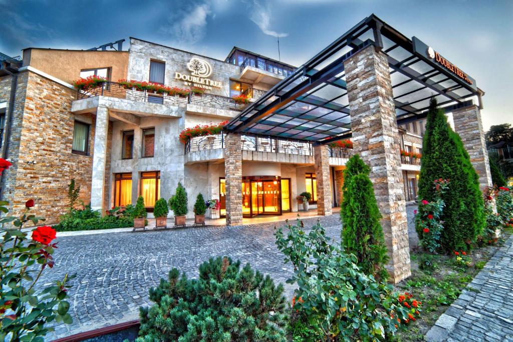 uma representação de um hotel com um pátio em DoubleTree by Hilton Hotel Sighisoara - Cavaler em Sighişoara
