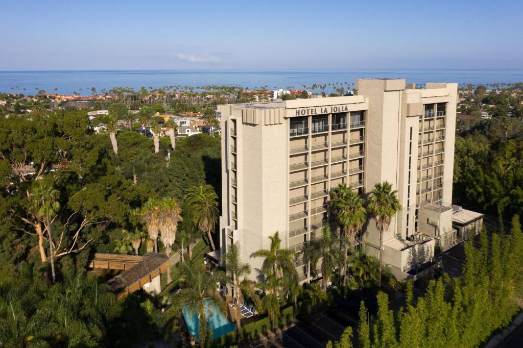 una vista aérea del mgm grand hotel y casino en Hotel La Jolla, Curio Collection by Hilton en San Diego