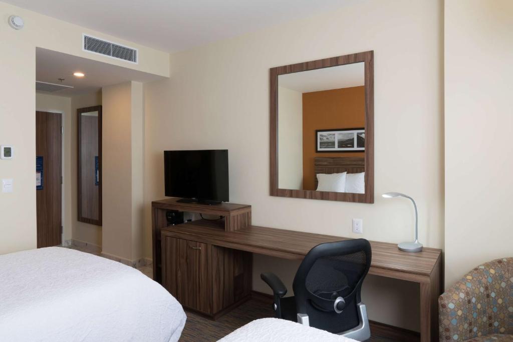 TV a/nebo společenská místnost v ubytování Hampton Inn by Hilton Irapuato