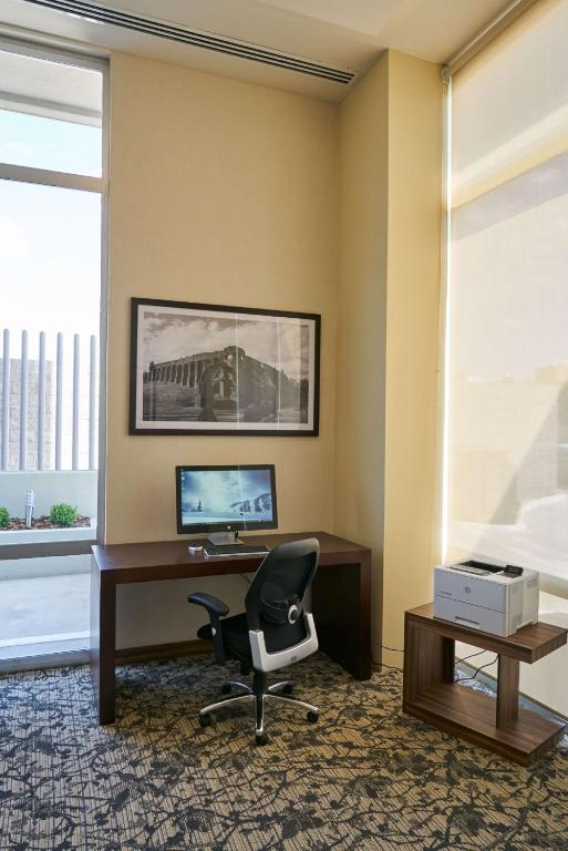 TV a/nebo společenská místnost v ubytování Hampton Inn by Hilton Irapuato