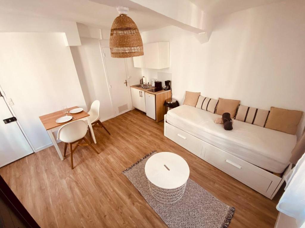 un petit salon avec un canapé et une table dans l'établissement Le refuge des voyageurs-255, à Rouen