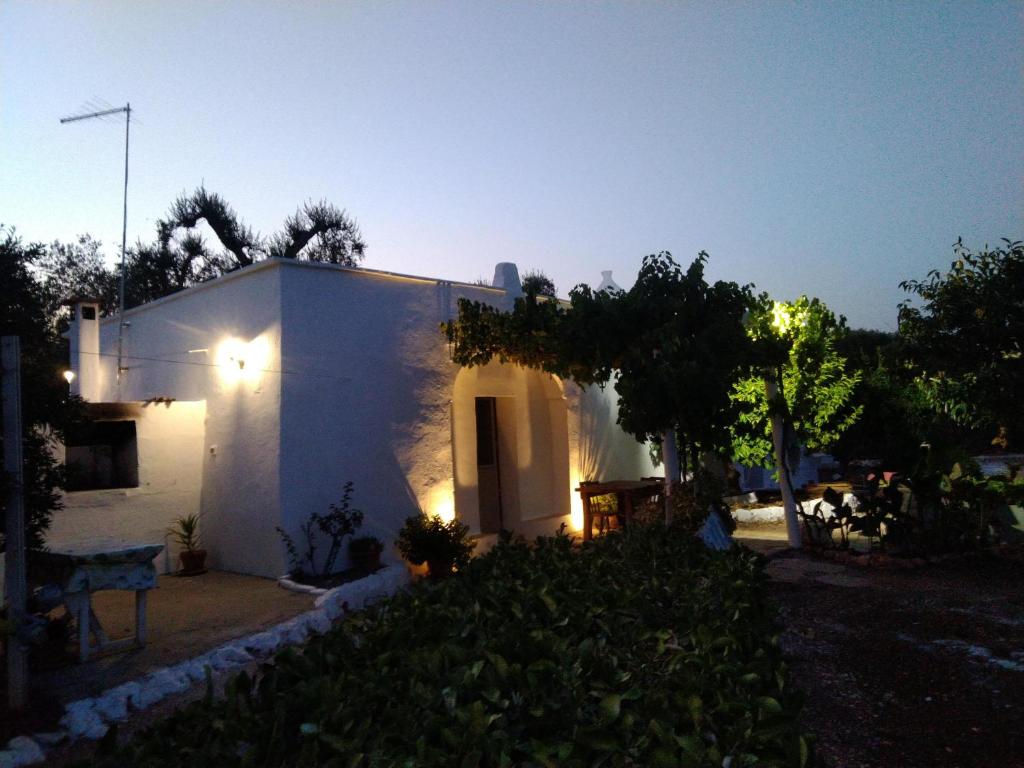 ein weißes Haus mit seitlicher Beleuchtung in der Unterkunft Sotto la pergola in San Michele Salentino