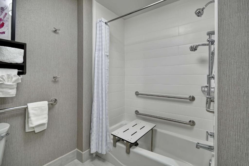 Koupelna v ubytování Homewood Suites by Hilton Tyler