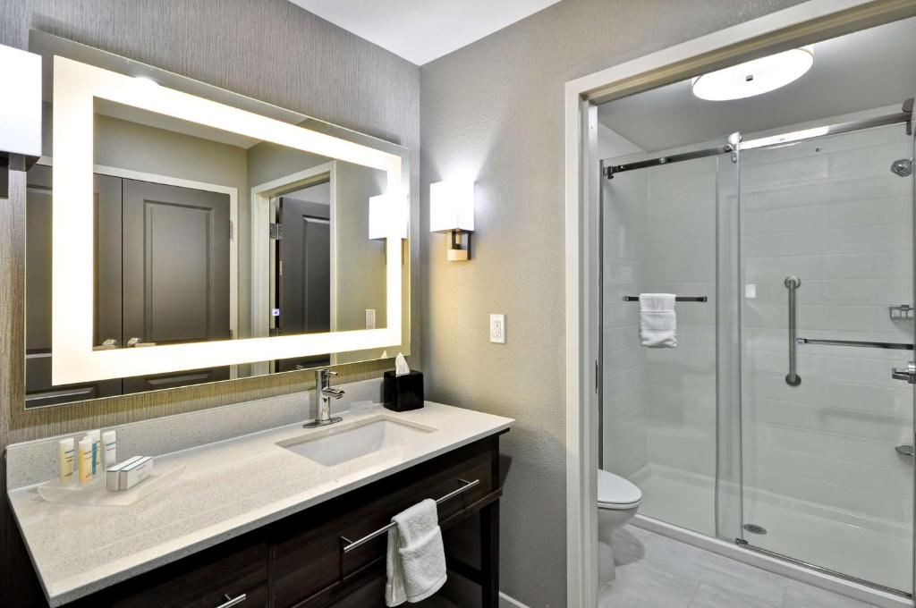 Koupelna v ubytování Homewood Suites by Hilton Tyler