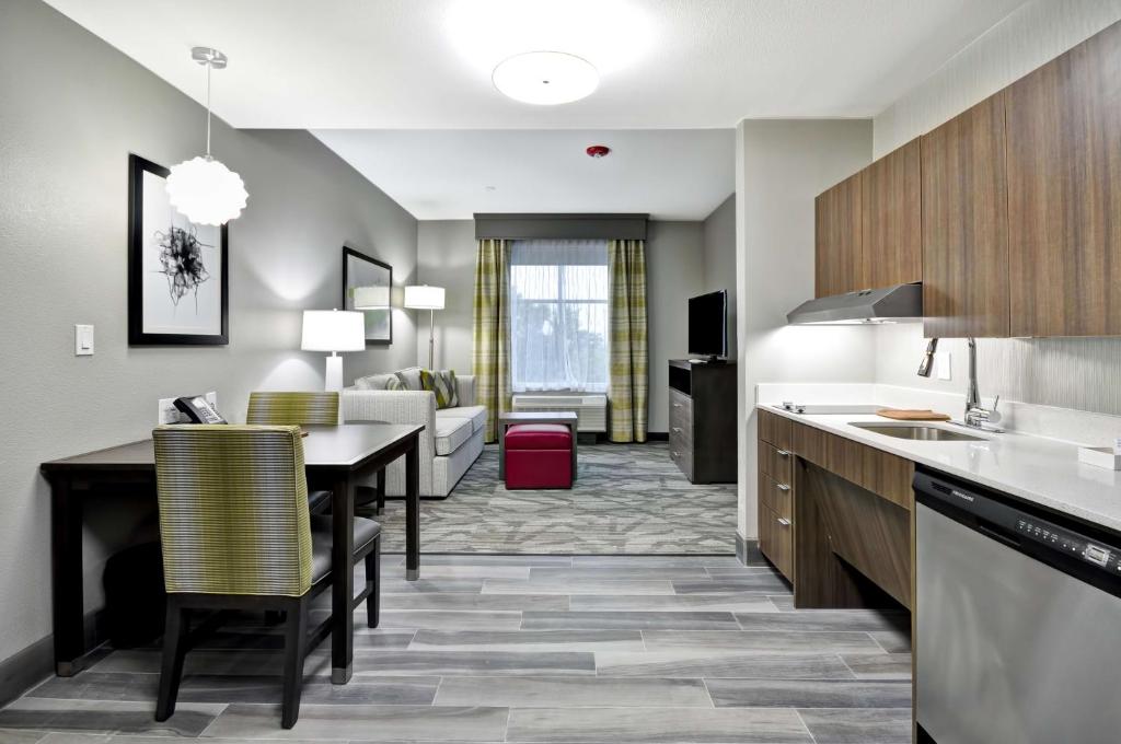 Kuchyň nebo kuchyňský kout v ubytování Homewood Suites by Hilton Tyler